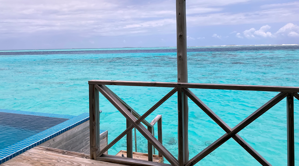 Lagune und Wasserbungalows auf den Malediven