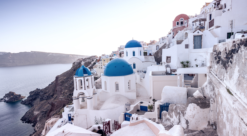 Kaldera und weiße Häuser auf Santorini